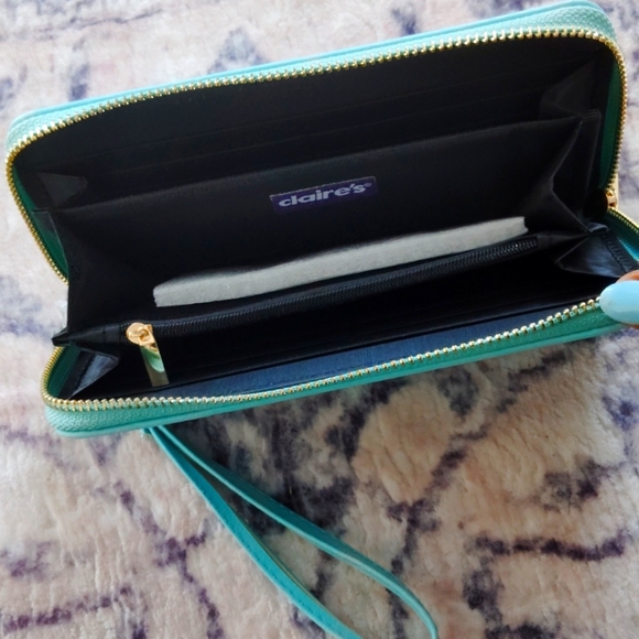 Claire's Blue Wallet Stylish and Compact - Picture 4 of 5